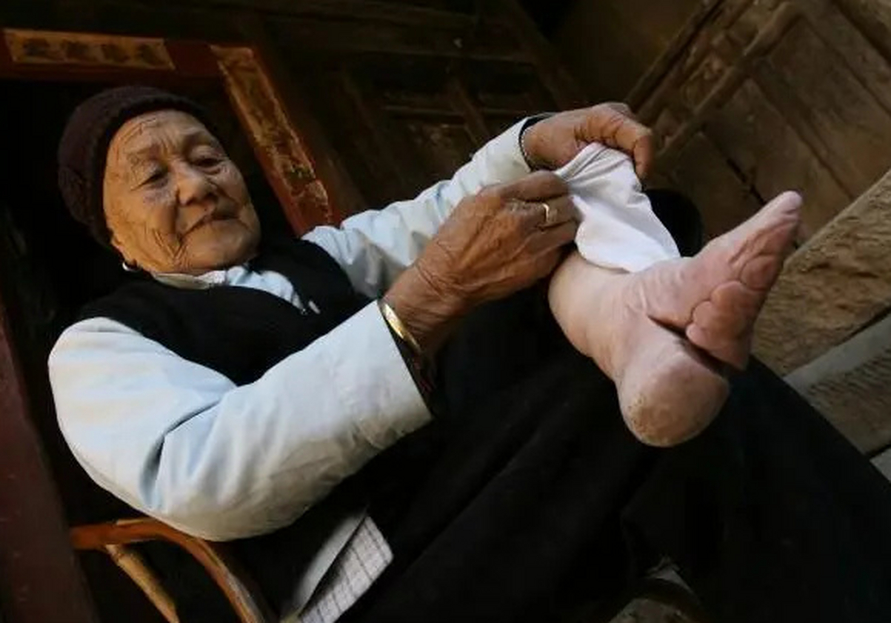 网店售三寸金莲缠足袜299一双?