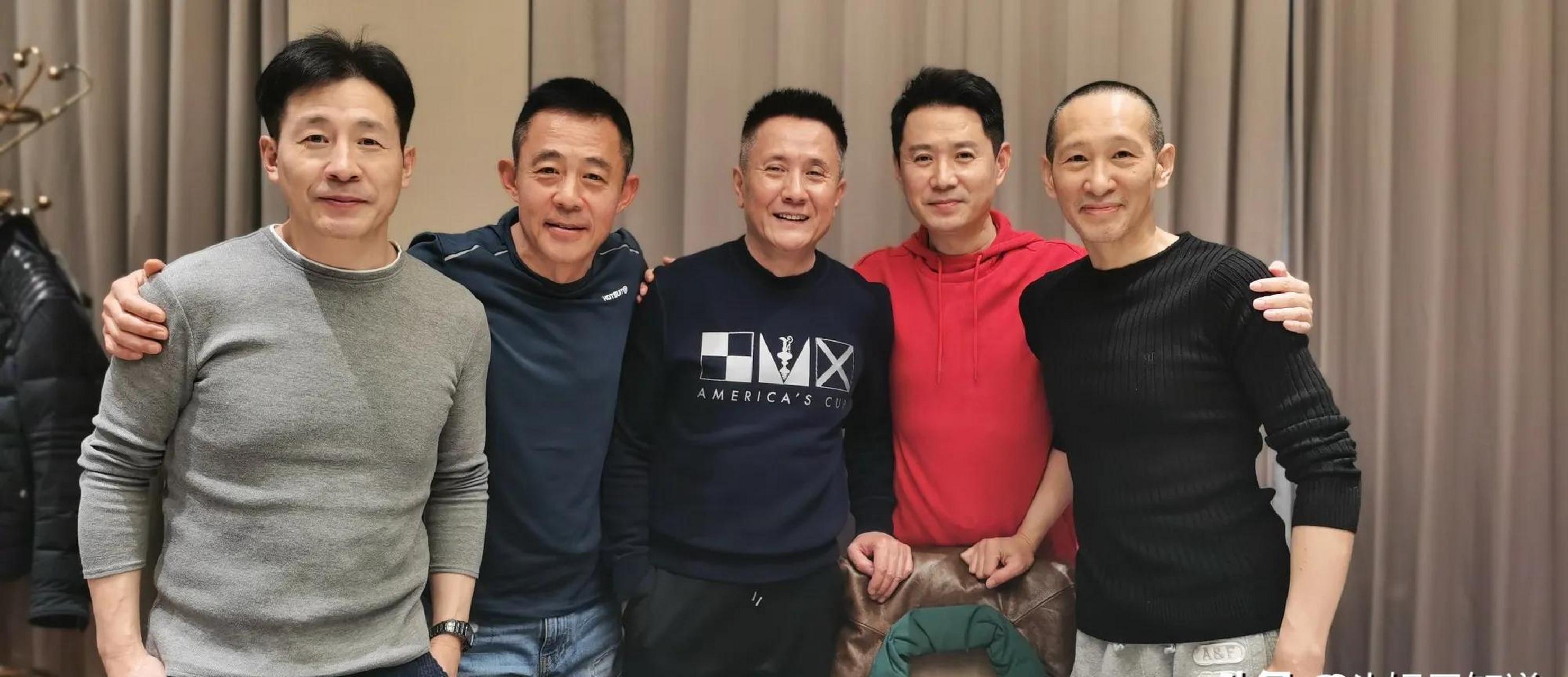 著名男演员们的聚餐合影太惊艳,刘旭,侯勇,张志坚,郭广平,王劲松一起