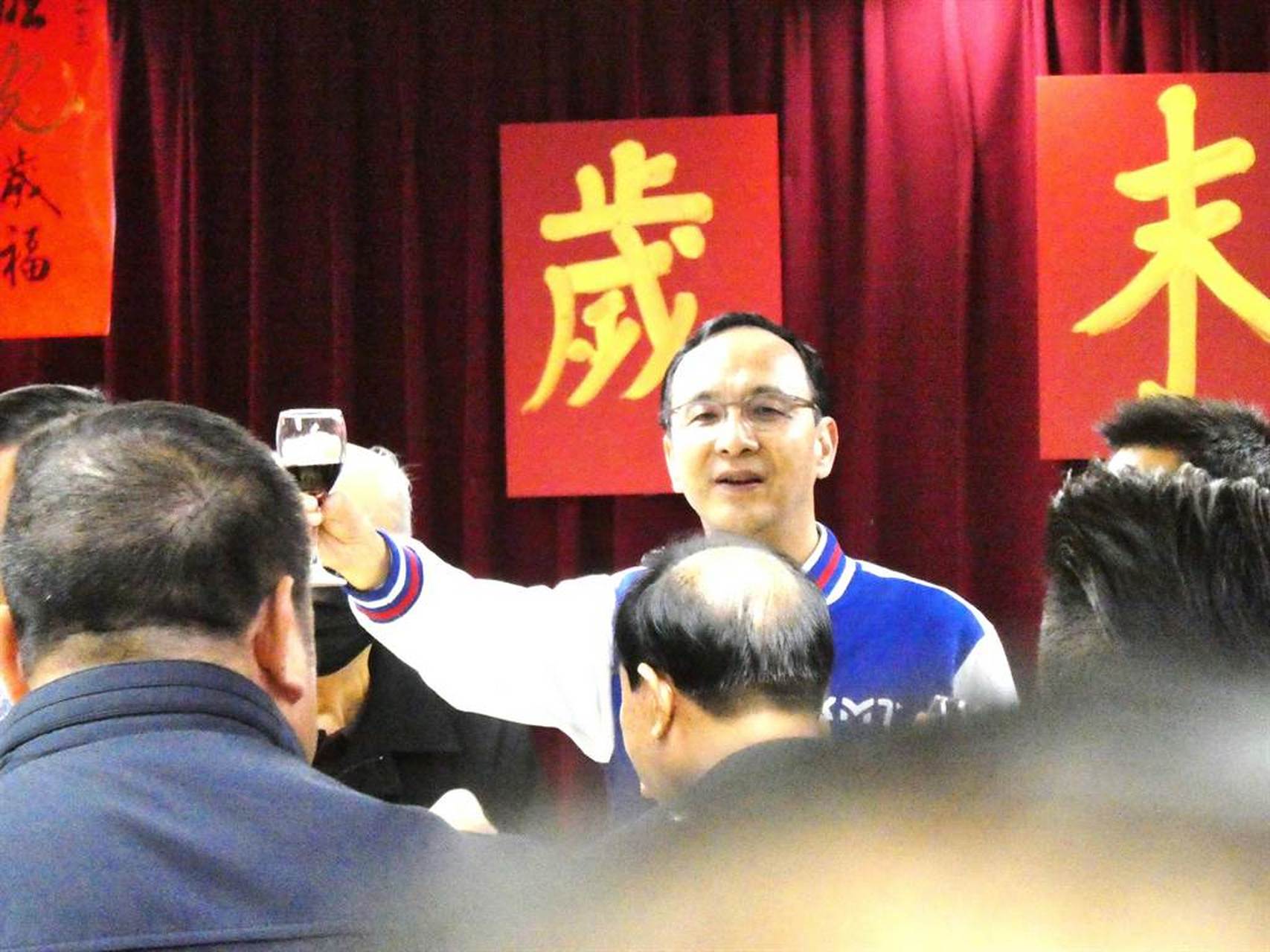 就在今天,国民党中央党部举办了所谓的年终岁末餐会,也就是所谓的