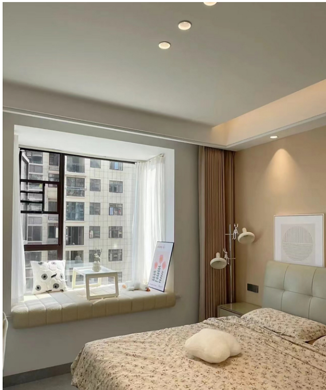 奶茶色窗帘和乳胶漆颜色真的很搭 飘窗搭配上百叶纱 幻影纱的感觉很