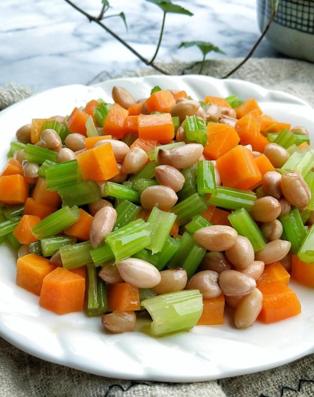 92食材:花生米小半碗,芹菜四根,胡萝卜半个,盐半勺,醋两勺,生抽一勺