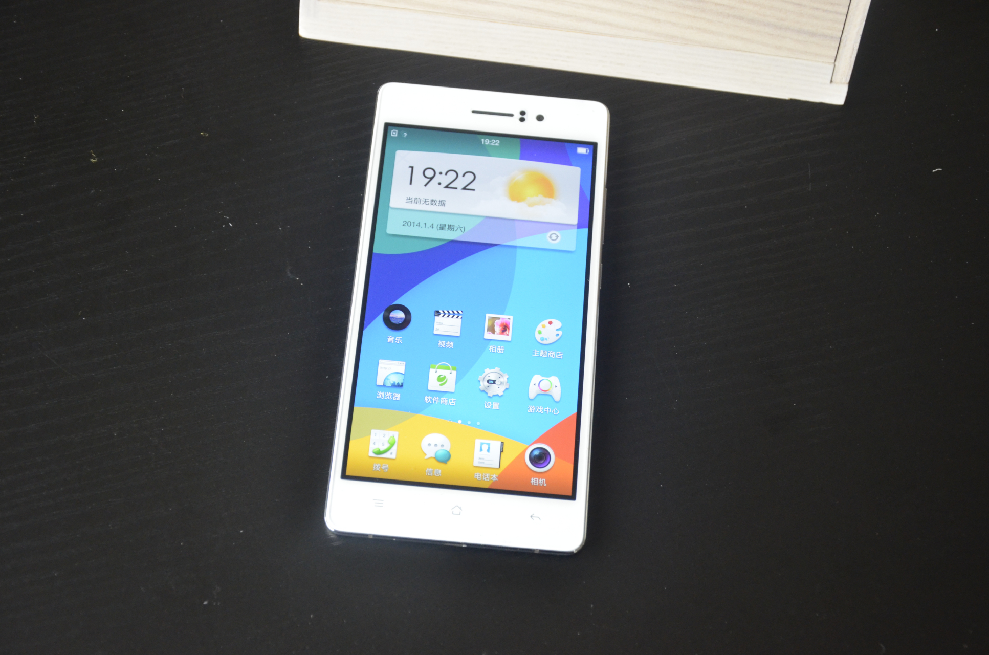 找到一组2014年拍摄的oppo r5,当时的国产手机以轻薄为美,这款手机做