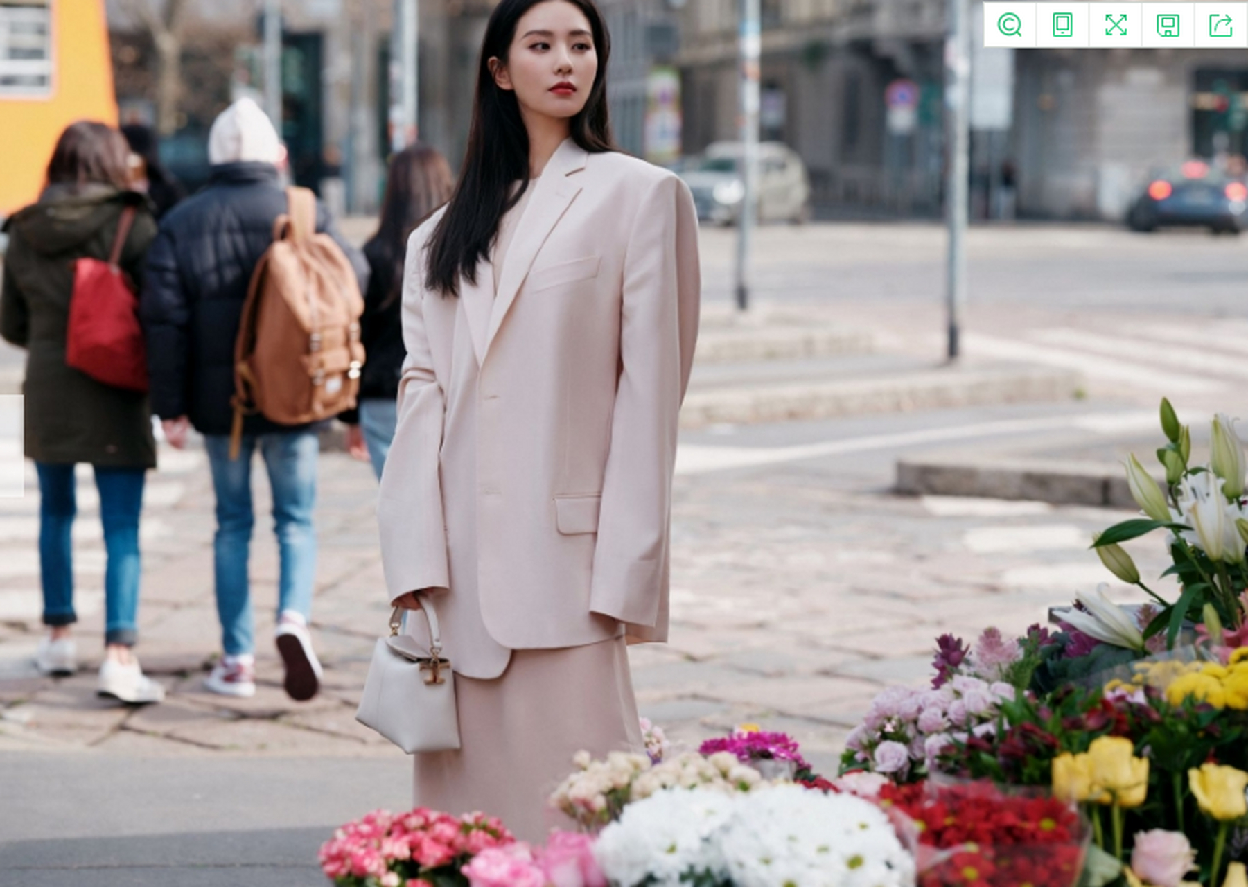 刘诗诗米兰时装周街拍大片  穿米白色西装手捧鲜花优雅浪漫 .