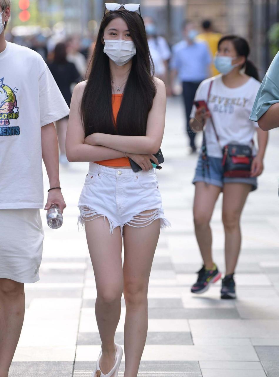 穿拖鞋的妞很有气质