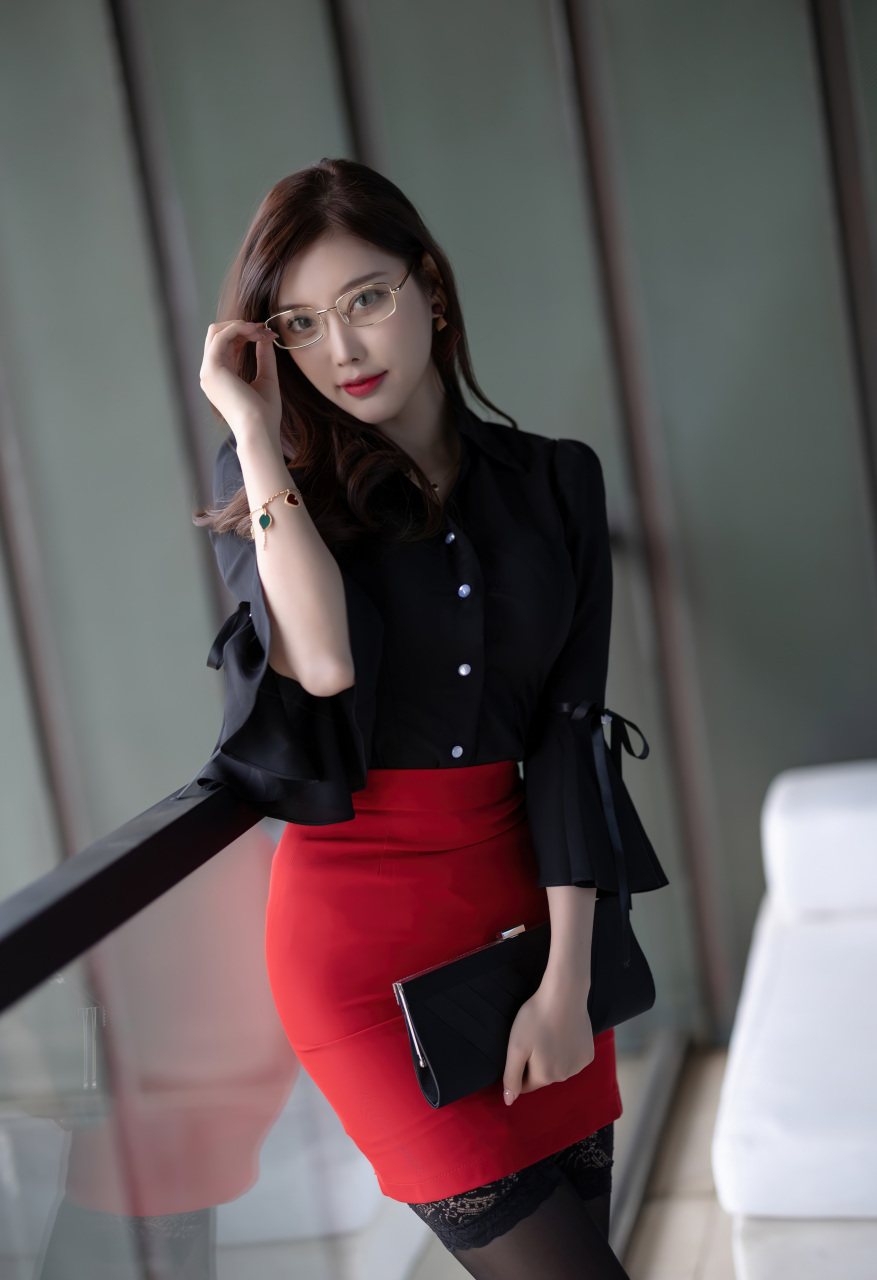 青岛旅拍写真发布,秘书眼镜ol装搭配,蕾丝吊袜玉腿横陈,妩媚动人姿态