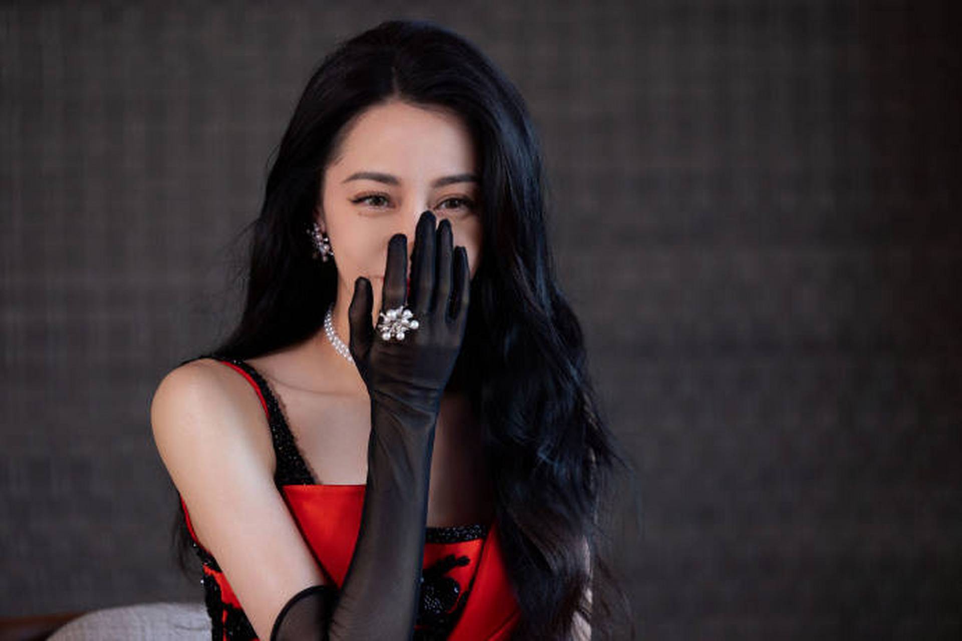 迪丽热巴吊带写真大片,烈焰红唇惊艳全场!