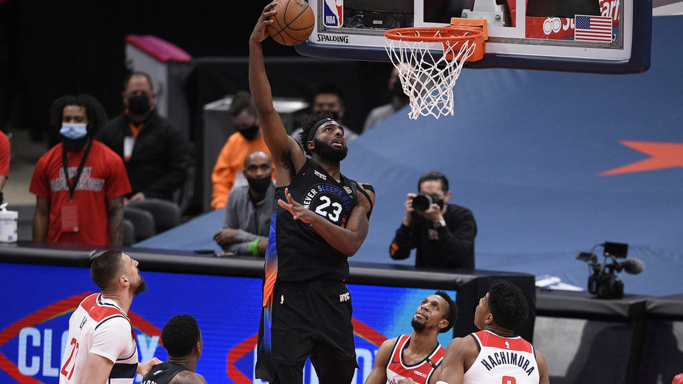 尼克斯与奇才的上半场比赛里,米切尔-罗宾逊右手受伤离场,随后据