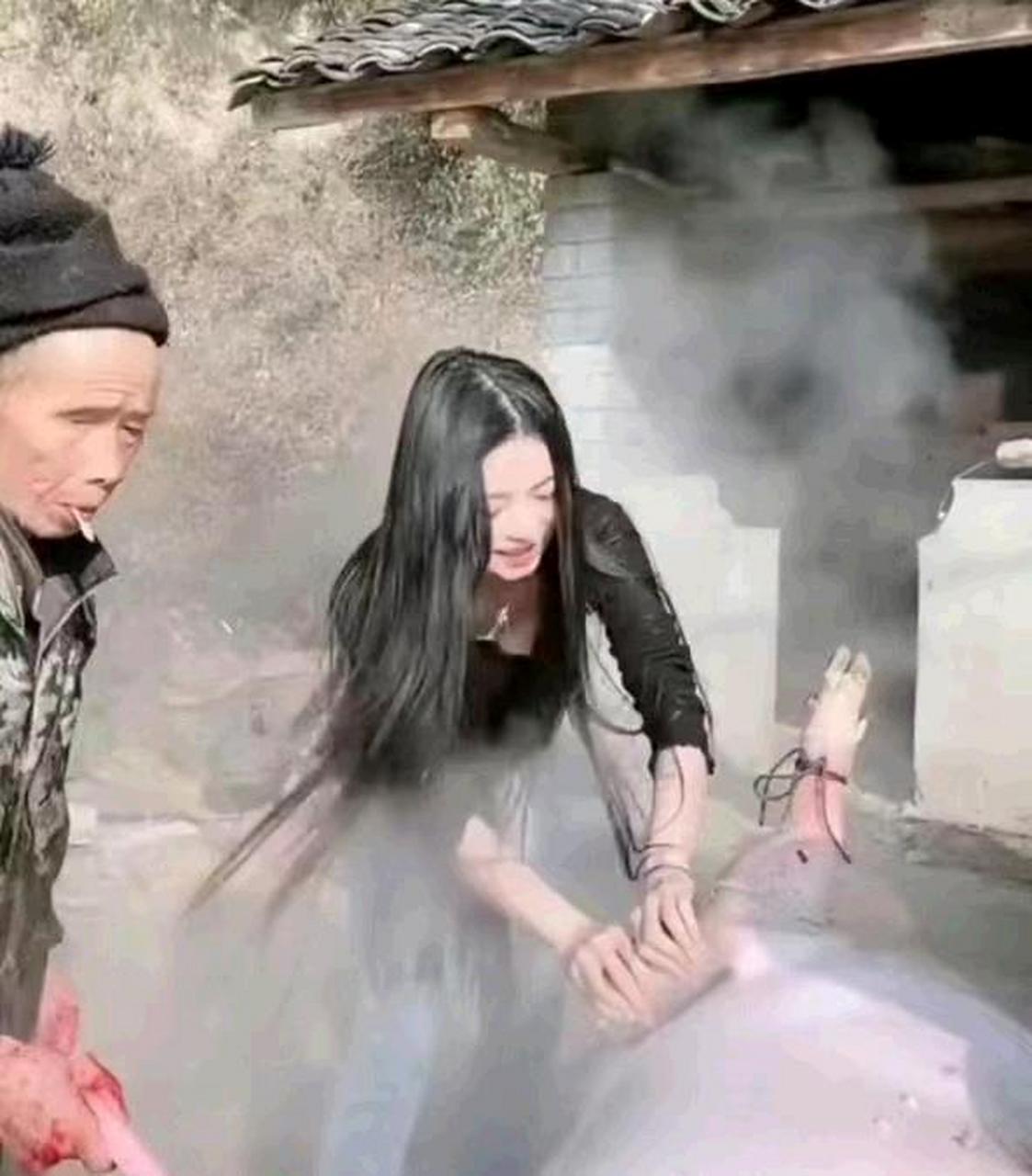 女朋友第一次跟我回家,爸妈杀猪招待我.我没想到她会这样做[三哈]