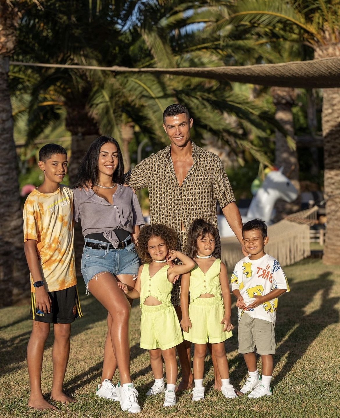 c罗一家子,乔治娜自信美丽,四个孩子都很漂亮