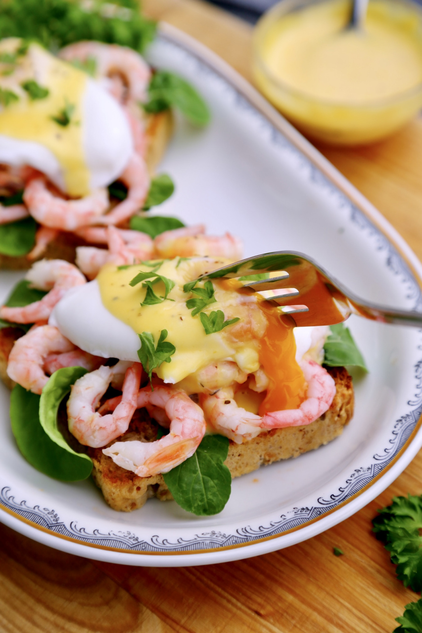 微波炉版虾仁班尼迪克蛋 egg benedict  最近电视剧《平凡之路》中