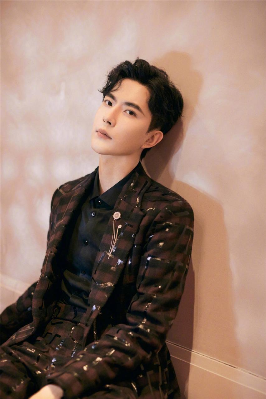 于朦胧跨年冰雪盛典造型图集,身穿深棕色格纹反光西装出镜,优雅又独特