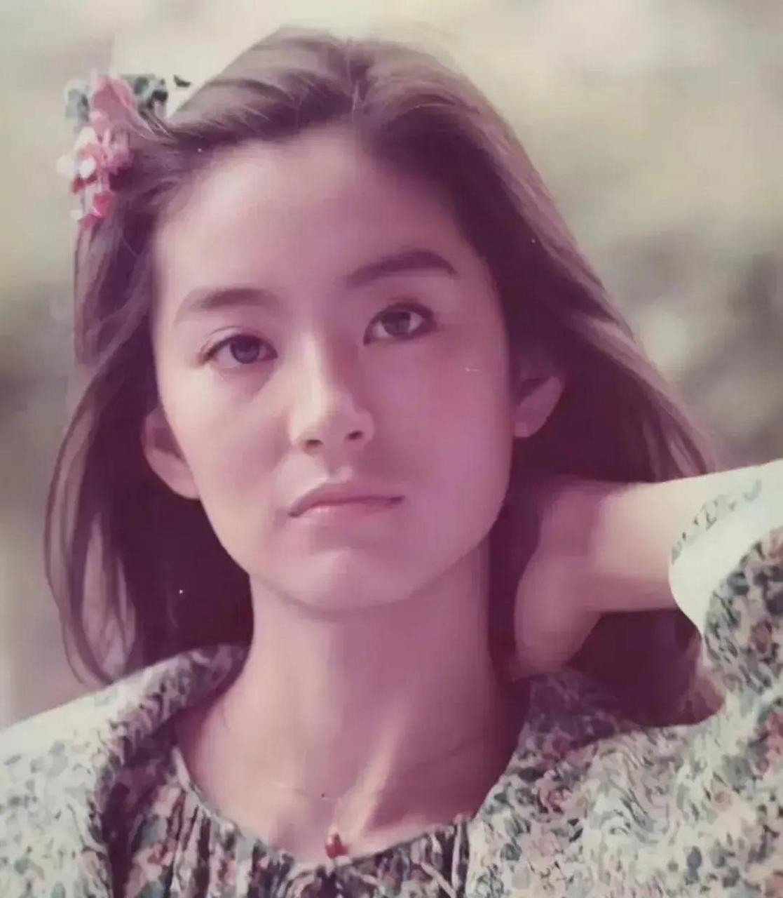 有一种"惊艳",叫做林青霞年轻照,没有美颜,依旧倾国倾城!