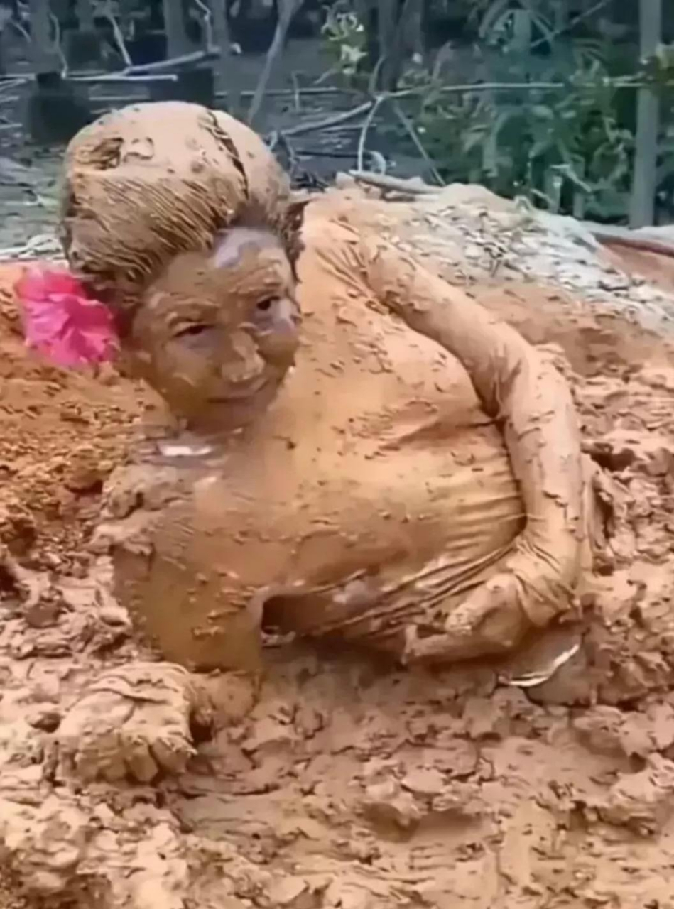 玩泥巴不是小孩子才玩的吗?这么大人怎么想的#搞笑# #趣图搞笑#[得意]