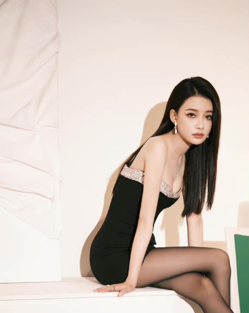 孙怡,吊带抹胸裙搭配黑丝,太让人着迷了