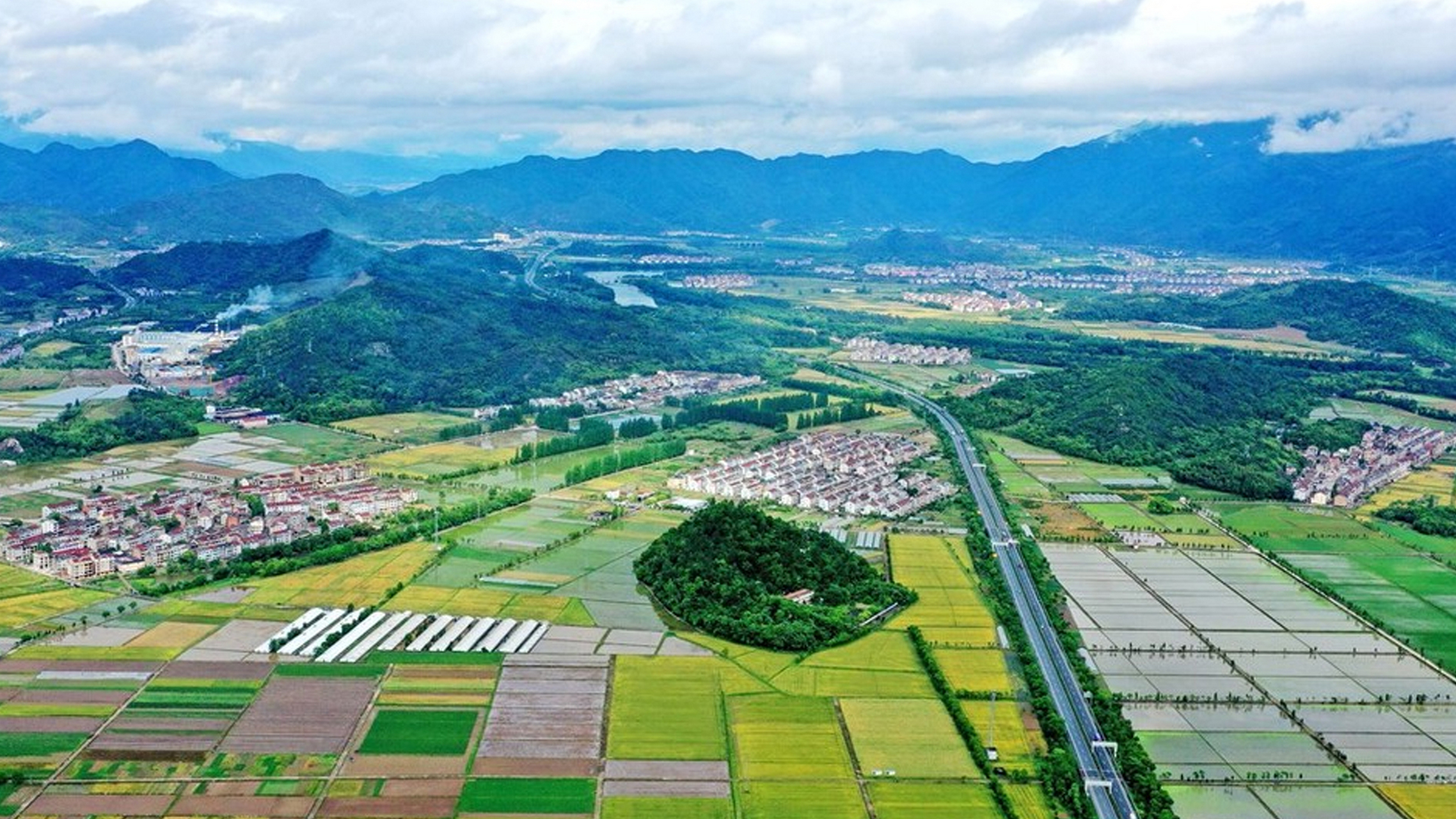 浙江临海市永丰镇的稻田与村庄,河流,青山构成了一幅美丽的田园山村