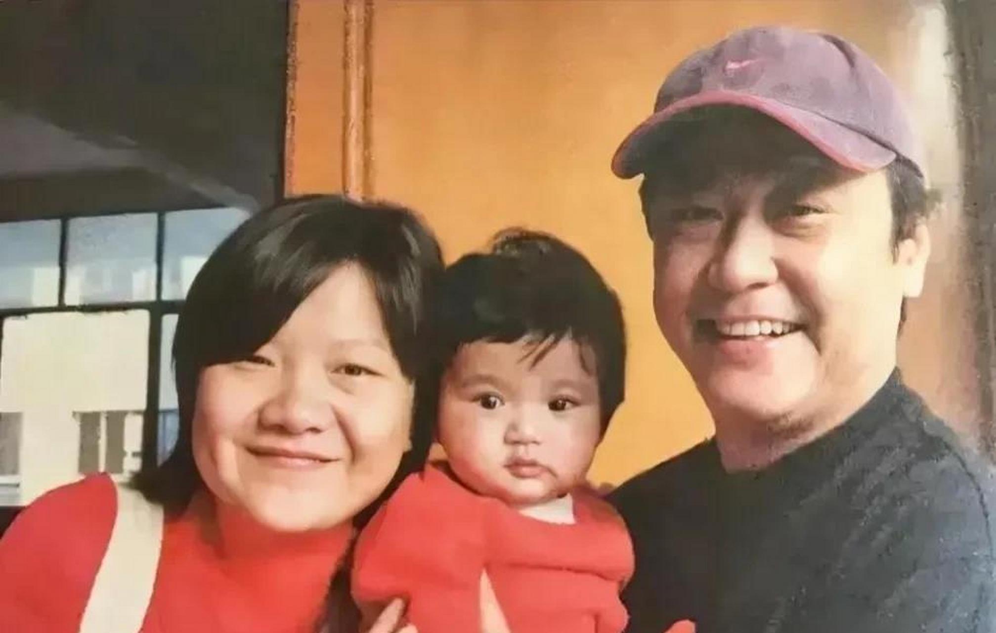 杨小平是洪晃的第四任丈夫,俩人已经结婚20多年了,一直恩爱如初.