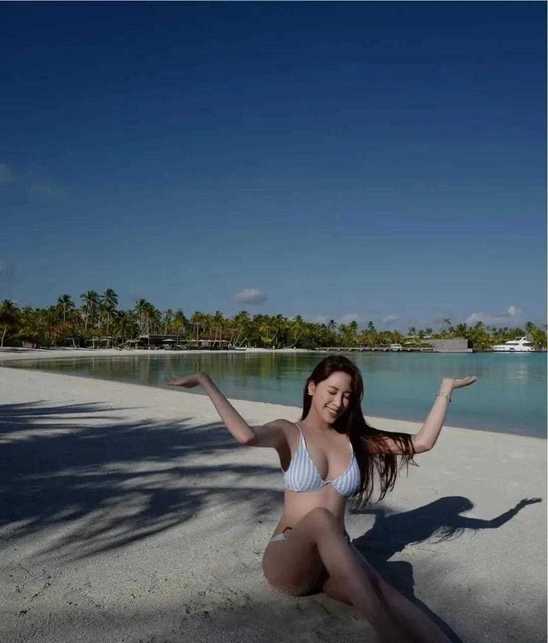 欧阳妮妮穿比基尼在海边秀自己美妙绝伦的身材,修长的美腿,显现出来