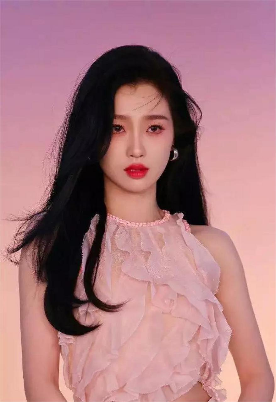 虞书欣越来越成熟了,粉红色穿搭写真,越看越有女人味
