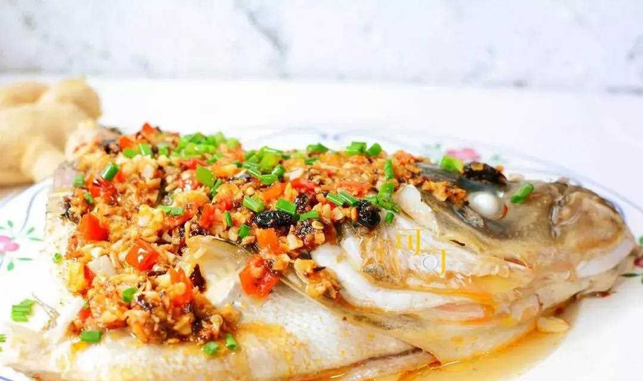 最近我在一家餐馆里吃到一道酱椒鱼头,那是这家店的当家菜之一,我发现