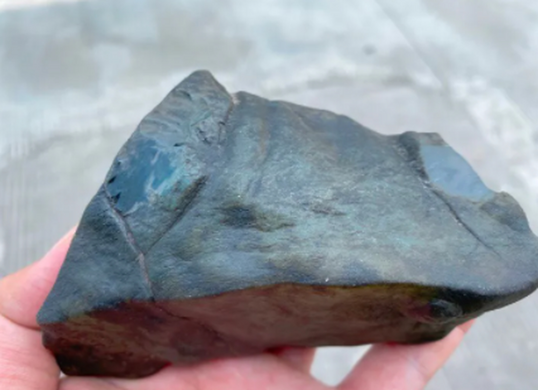 头像看直播##翡翠原石# 莫莫亮牌子料,560克,大窗口,肉质发黑,高冰种