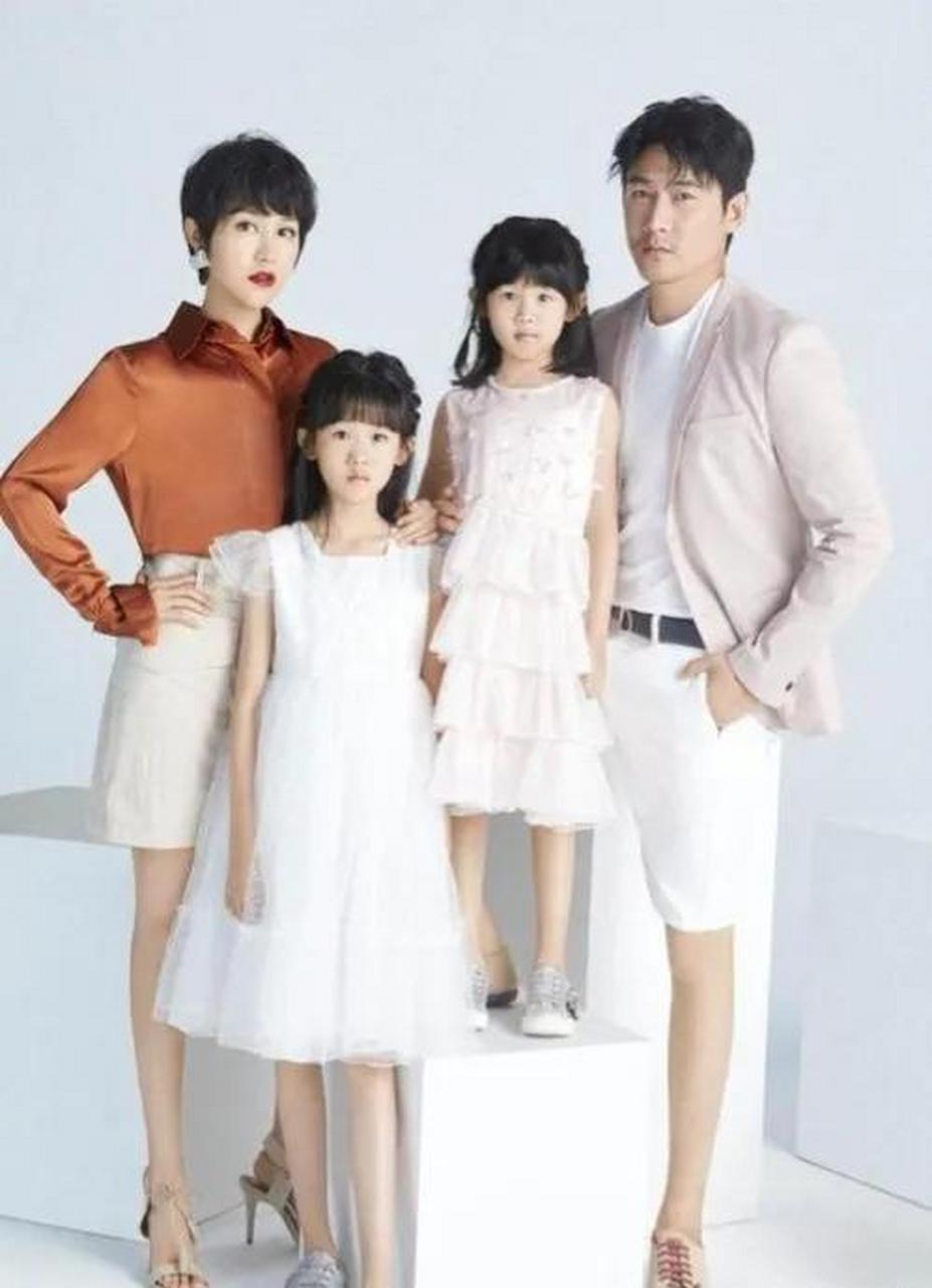 陆毅一家真是高颜值,也是大长腿一家人,两个女儿长