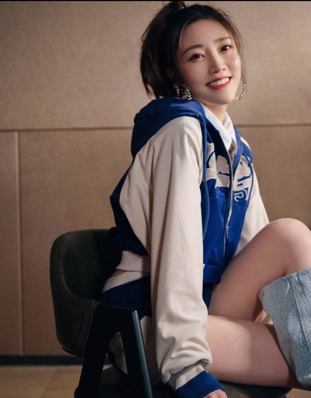 江苏卫视主持人张纯烨日常照片,不得不说,人家这颜值和气质,丝毫不输