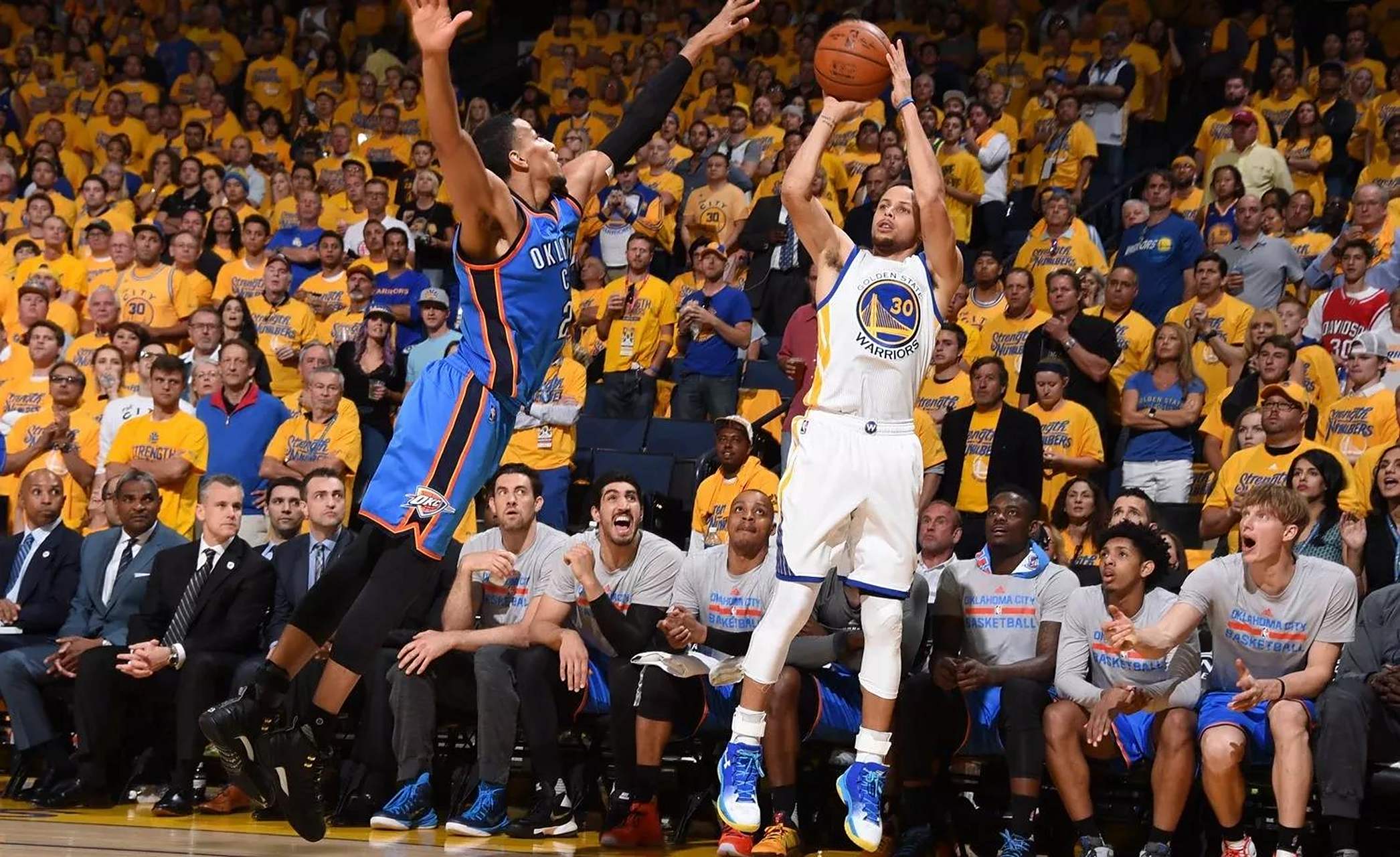 gif创作人# 库里17场比赛投了182个三分球,命中91个,命中率高达50%.