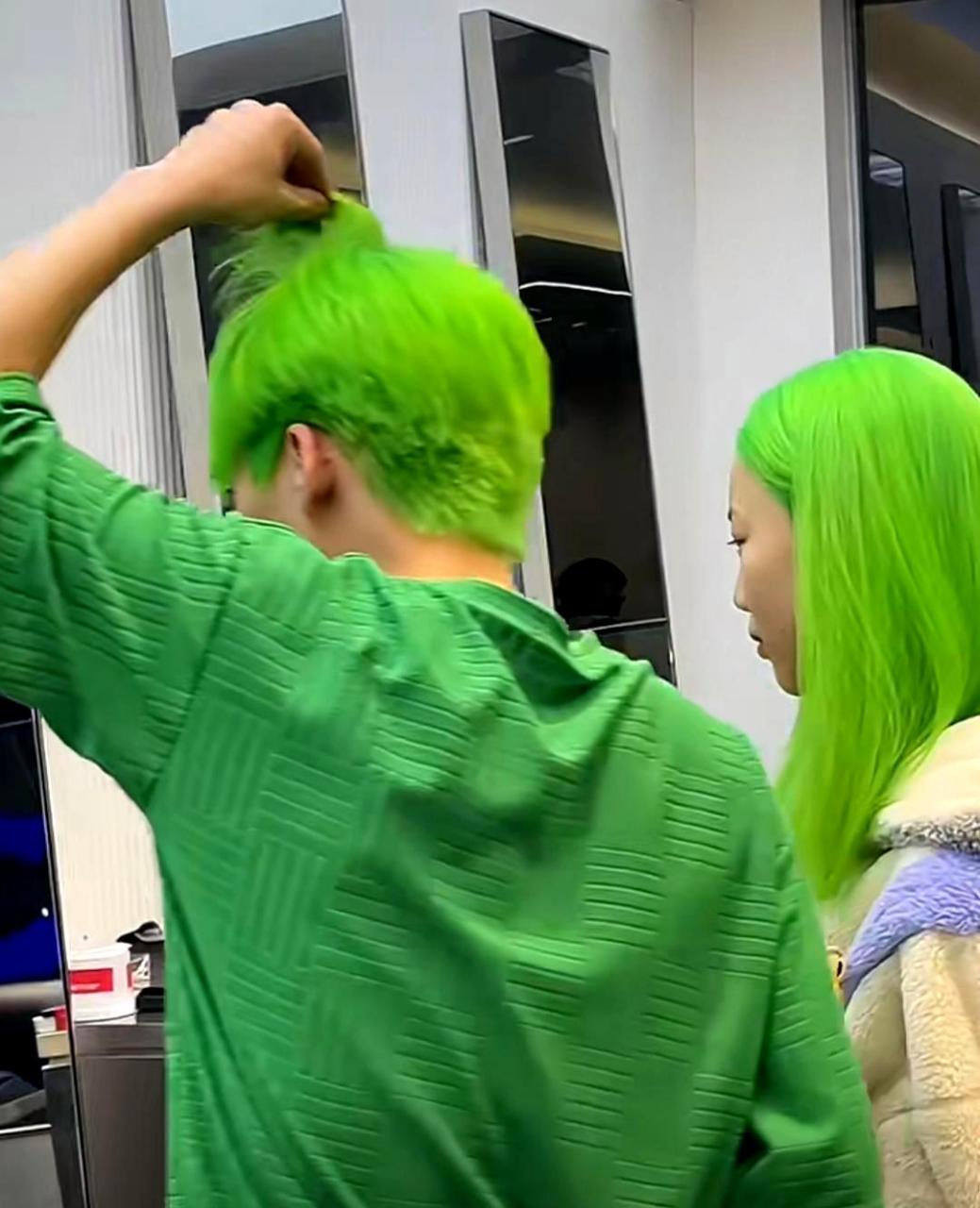 荧光绿色的发色让这对情侣看起来非常出彩!