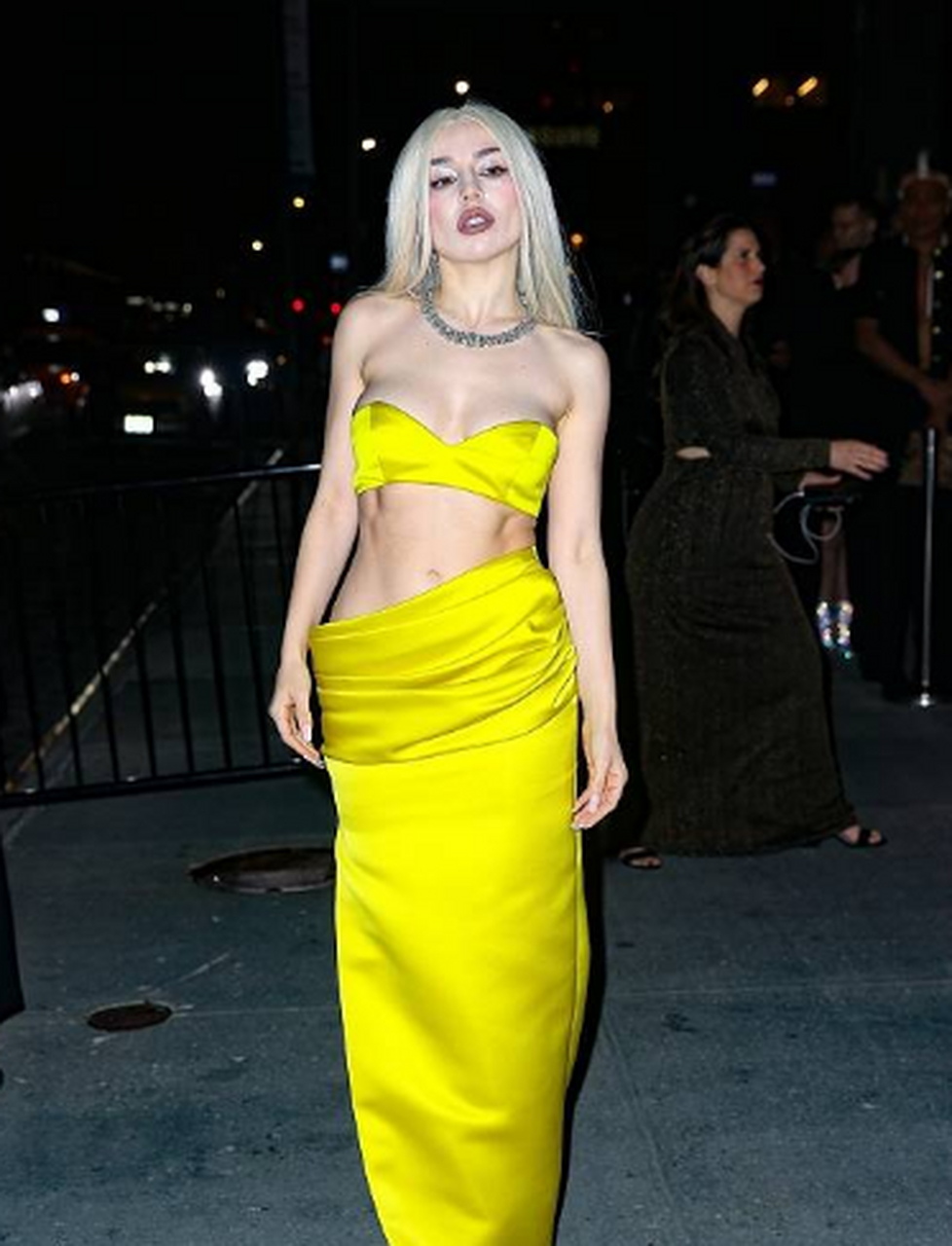 艾娃·麦丝穿黄色礼服亮相met gala 身材性感酷辣 2023年5月2日,美国