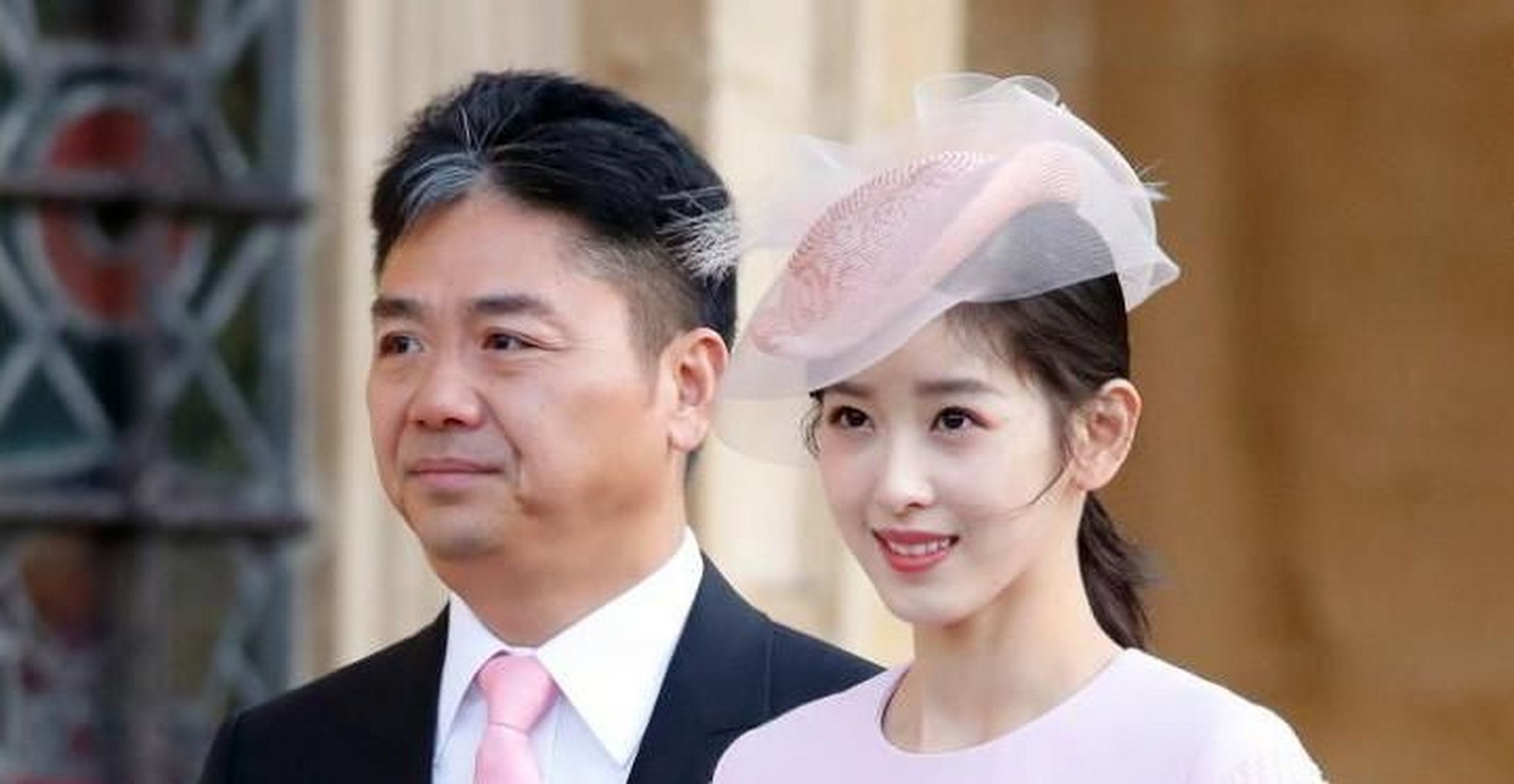 刘强东:49岁拼三胎,与"奶茶妹妹"结婚8年,老来得子意气风发.