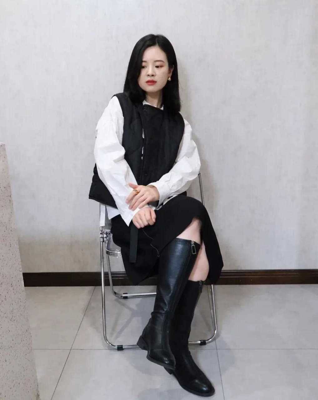 衣服都是coziness 白衬衫是落肩袖设计 偏伞状的版型 娃娃领可爱马甲