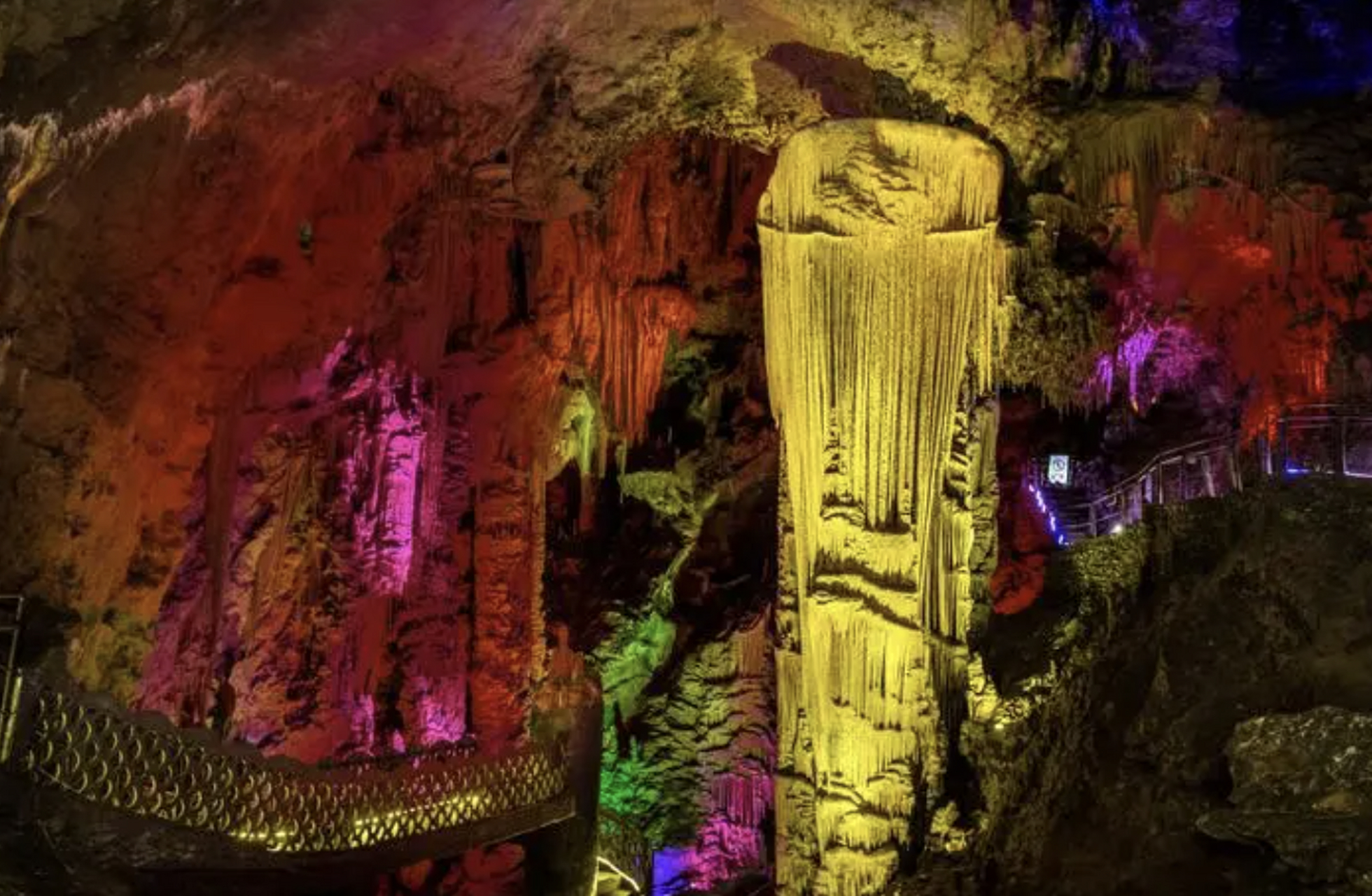 重庆巫溪的灵巫洞和兰英大峡谷的壮丽景色让我至今难以忘怀.