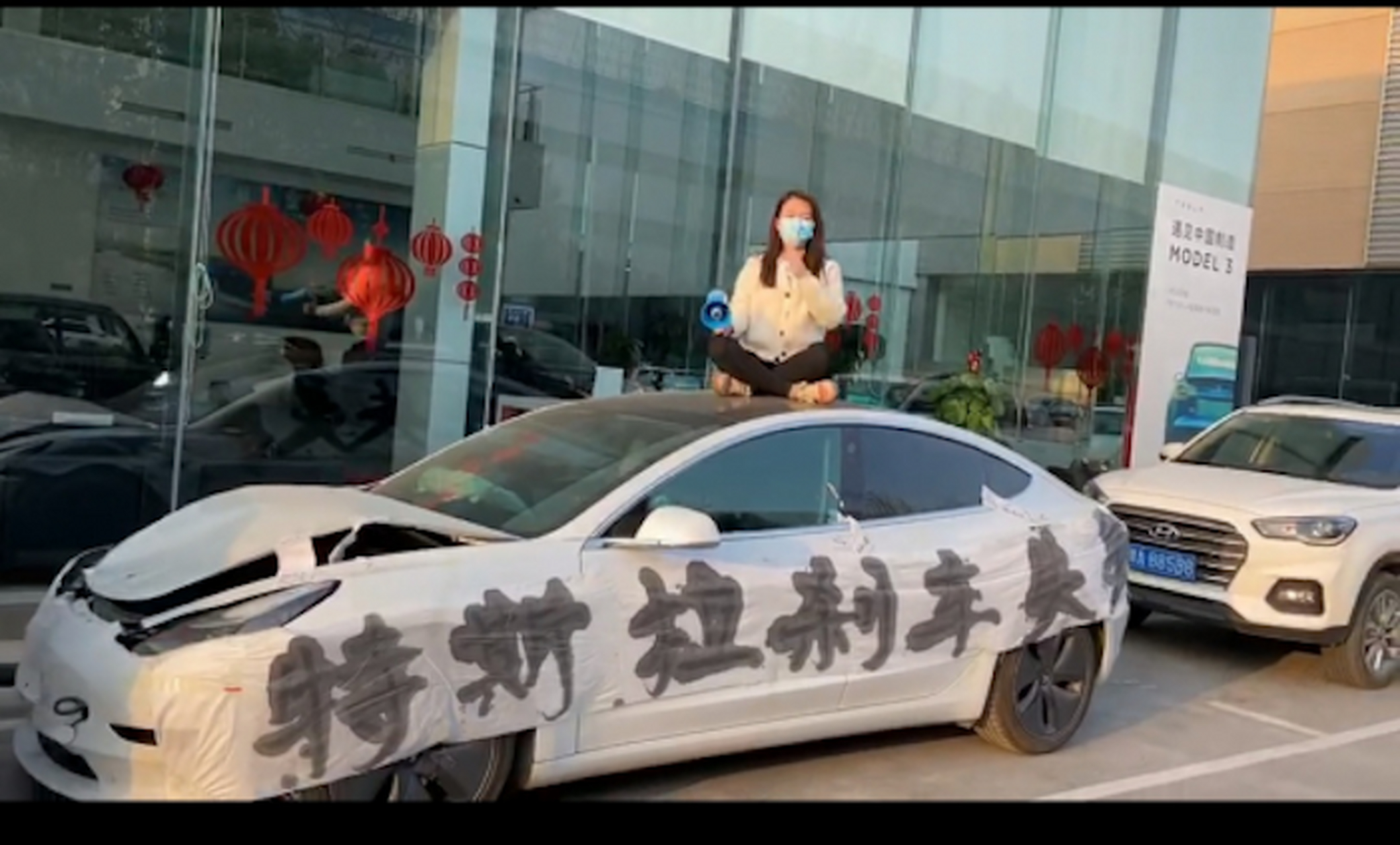 【特斯拉回应河南安阳车主质疑刹车失灵】近日,一条特斯拉女车主手持