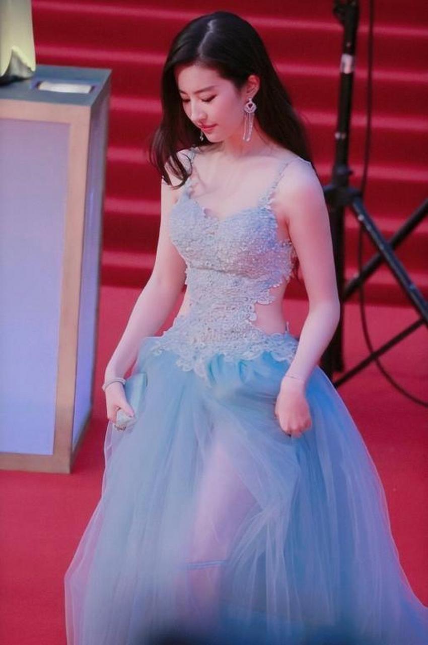 刘亦菲露背礼服太美了,真的不怕走光吗 神仙姐姐刘亦菲,冰肌玉骨真的
