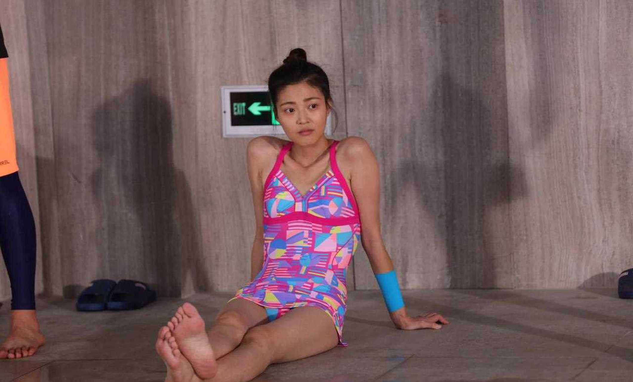 王妍之水上综艺抓拍,这腿真长,好羡慕那个男教练