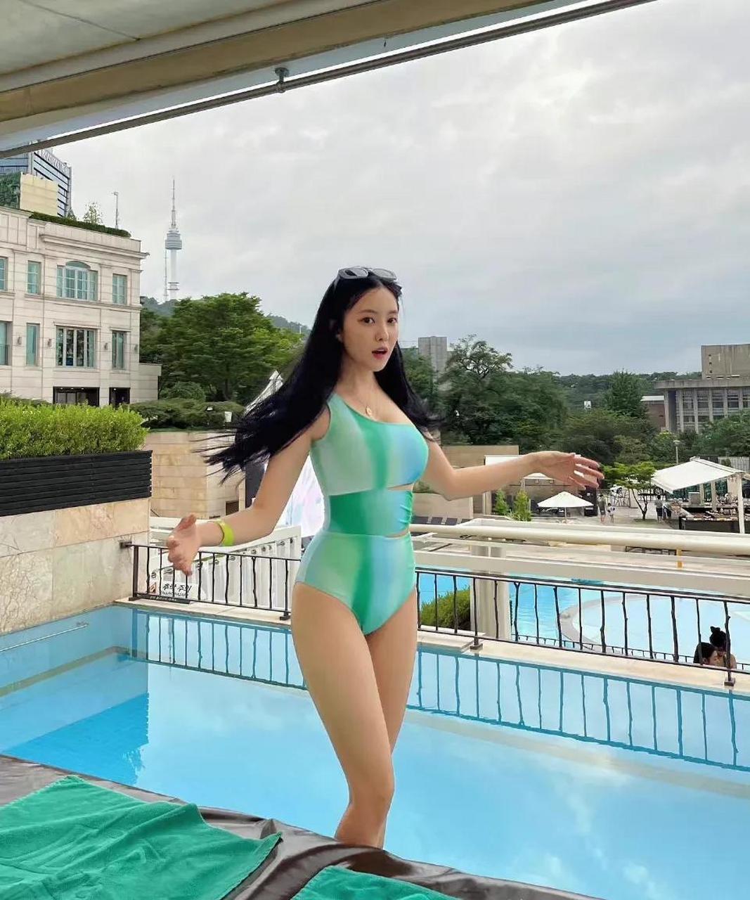 gif创作人# 有网友晒出朴孝敏泳装照,她身穿绿色游泳衣躺在泳池边上