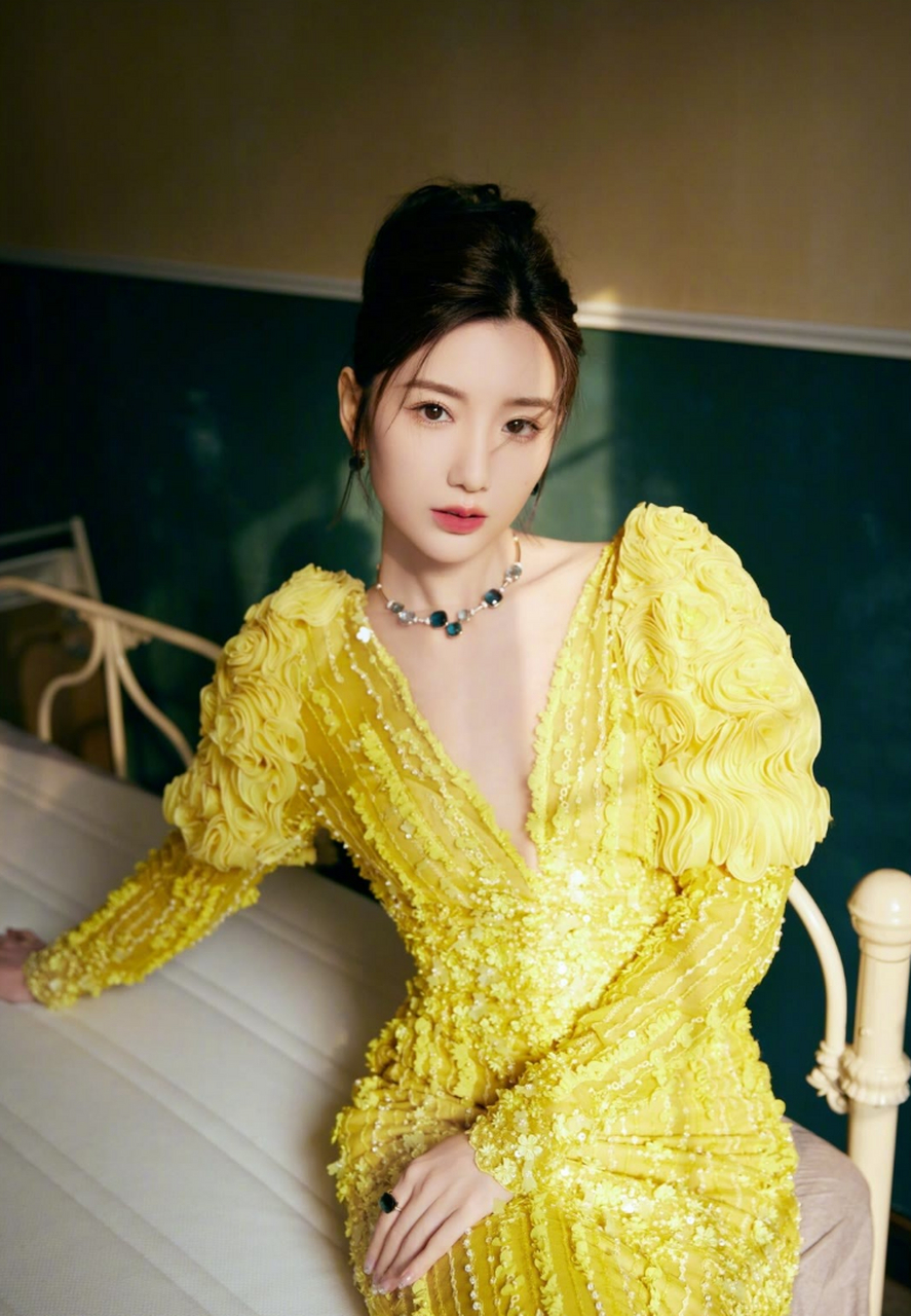 毛晓彤这条深v连衣裙好高级