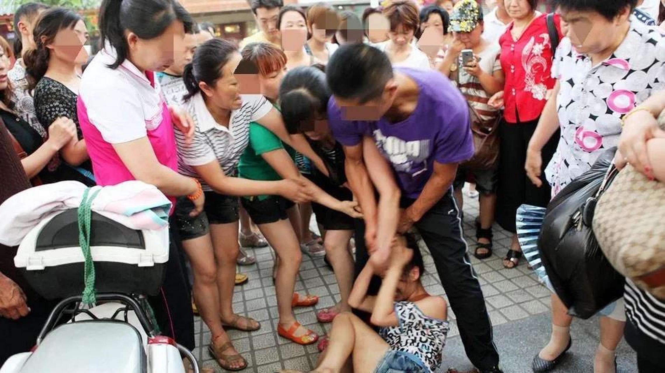 小三被原配带人扒衣曝光,当场尴尬无比.