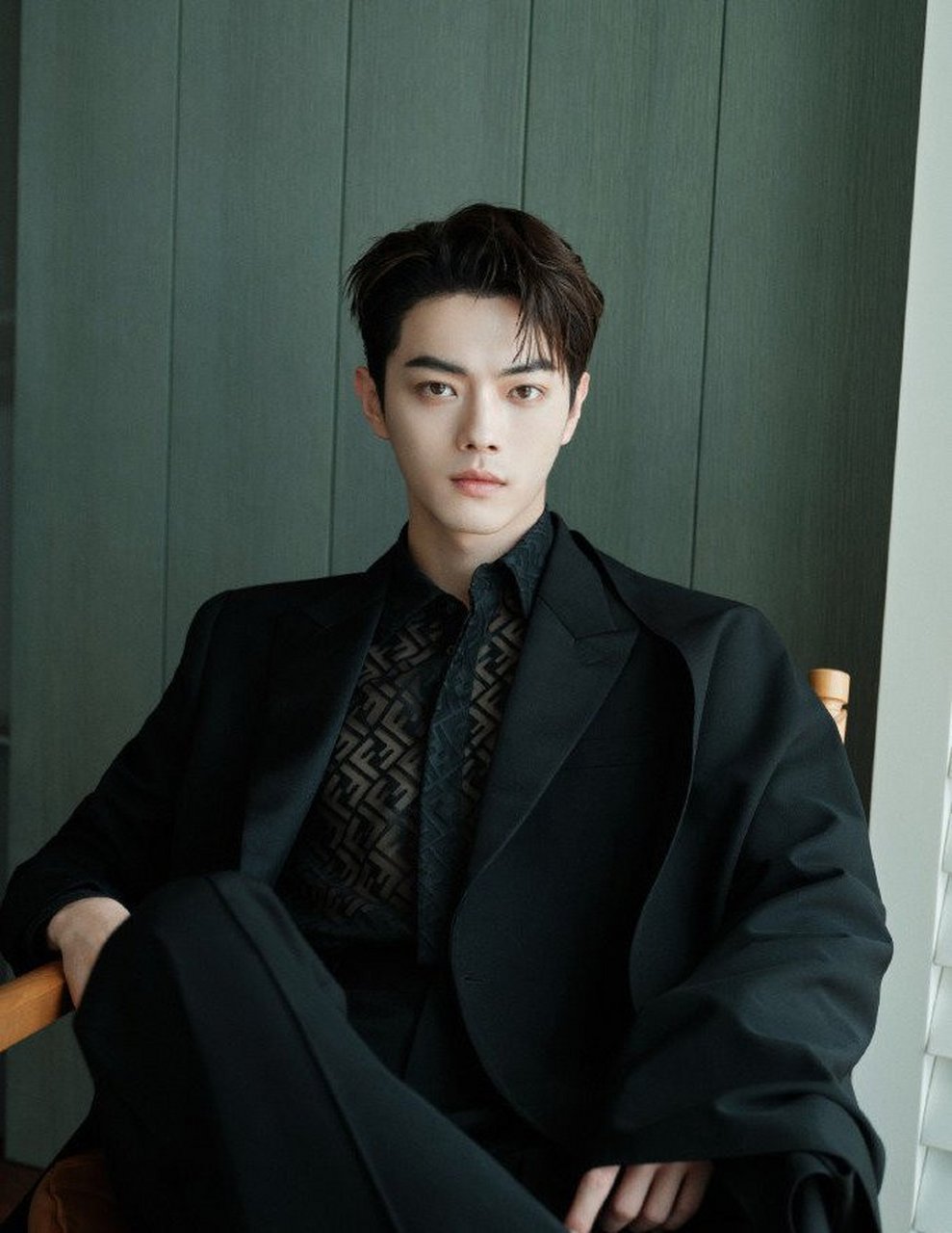 许凯soso 出席fendi限时店开幕活动, 黑色披风西装内搭透视衬衫,简洁