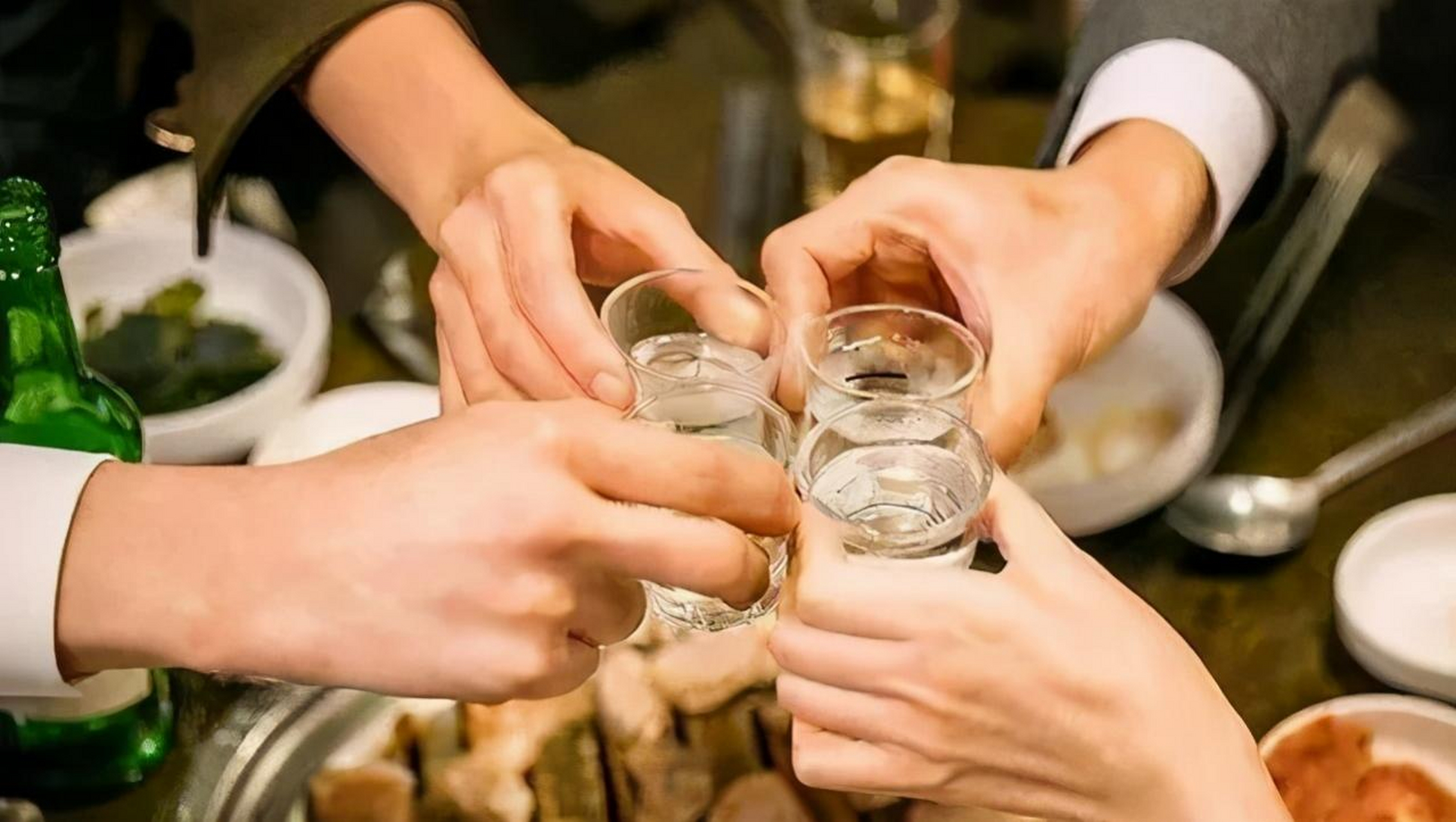 男人喝酒时,一旦有这三个表现,八成是人品不行,深交需谨慎!