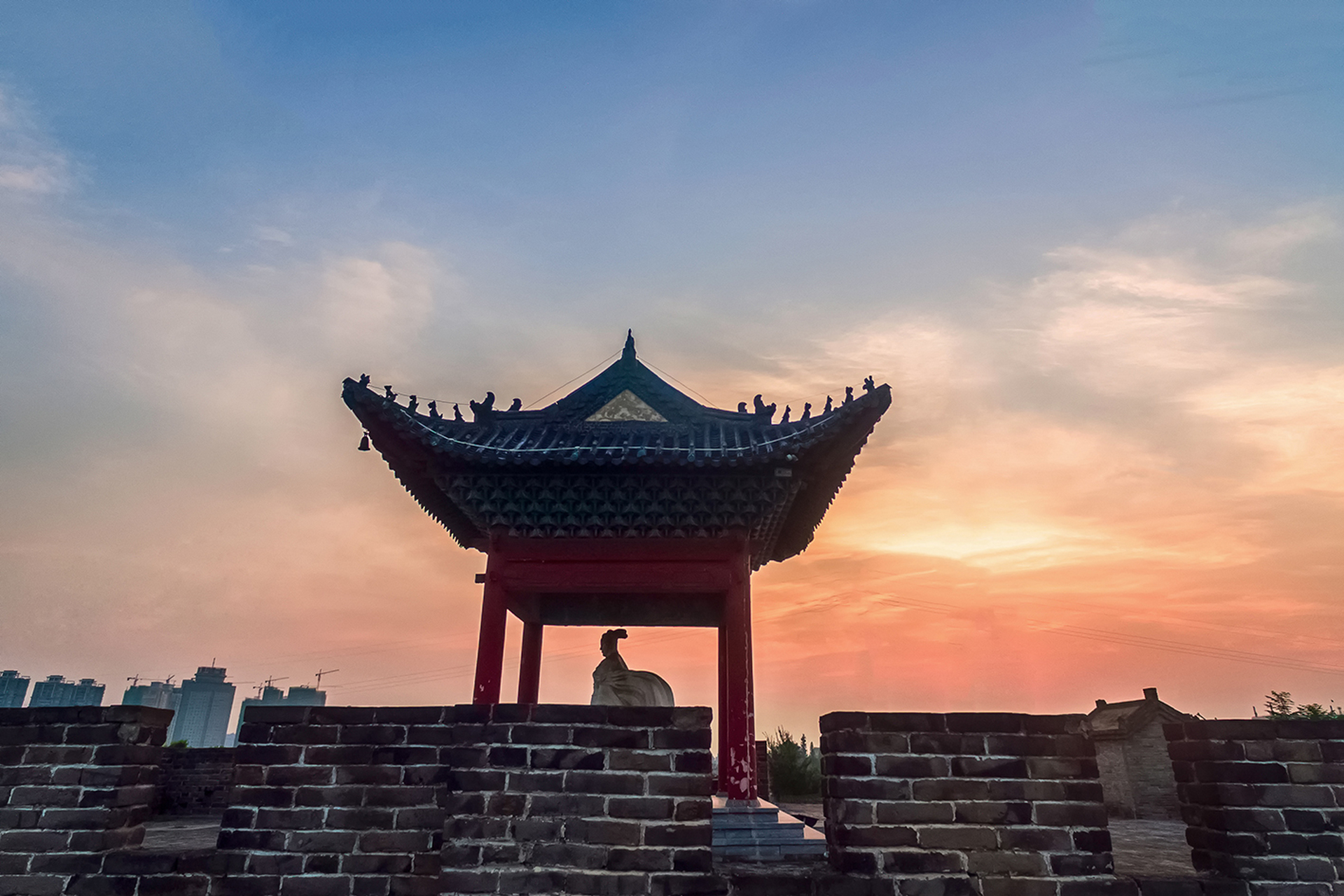 夫人城为一座与襄阳城紧紧相连的城外城.夫人城城墙下边有一碑刻.