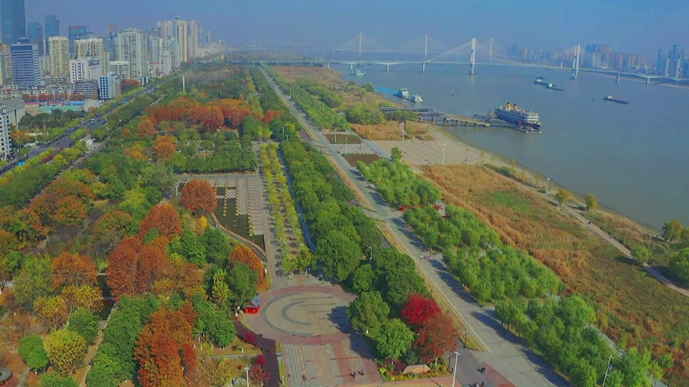 江湖搭子蛮ai玩#汉口江滩公园:汉口江滩公园是另一个美丽的江滩公鞍