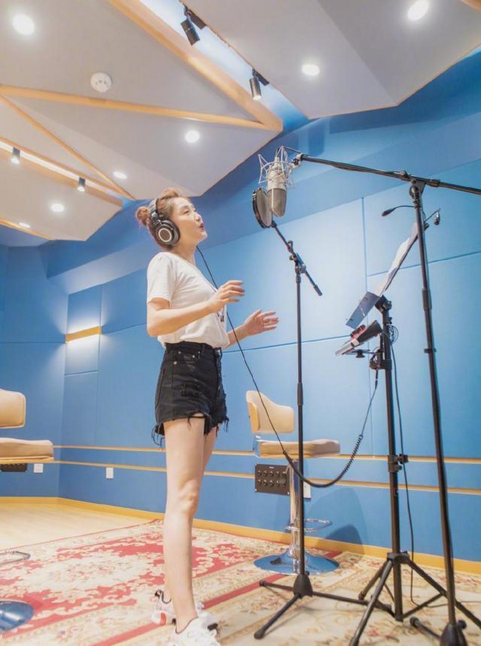 凤凰传奇玲花素颜出镜,扎高辫配短裤秀美腿,皮肤状态真实如少女