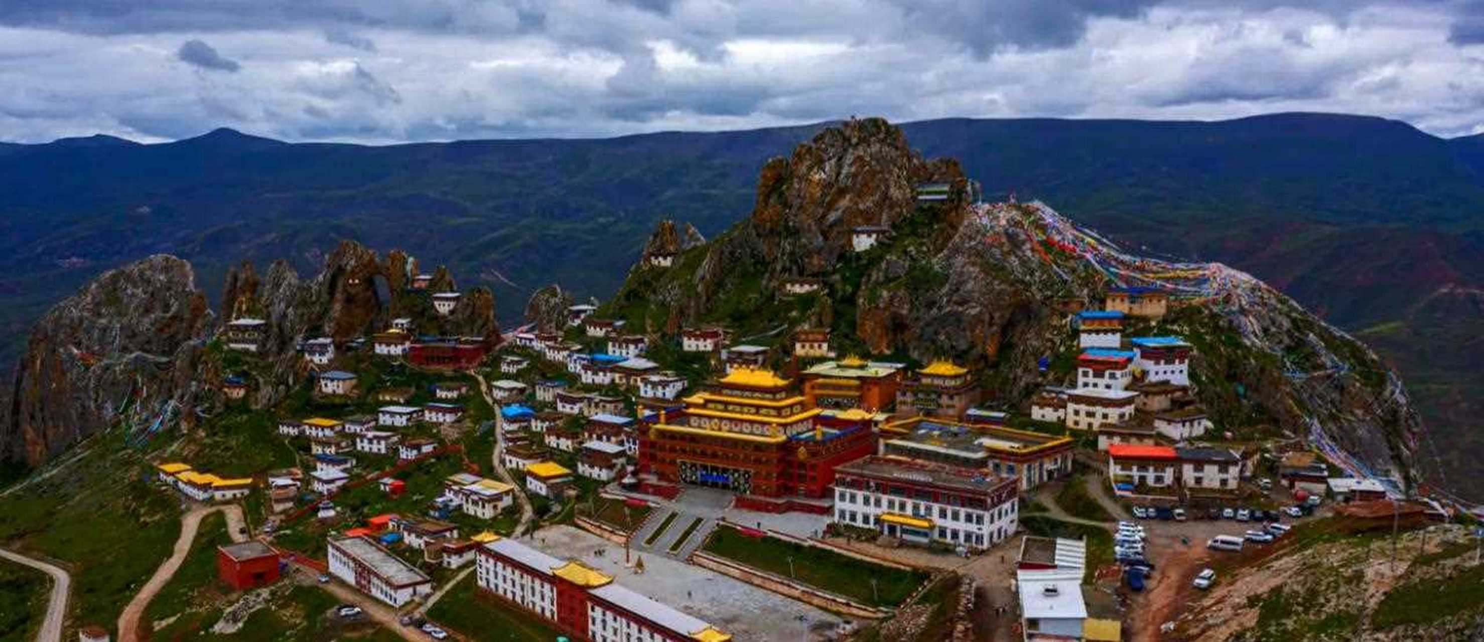 昌都孜珠寺是来西藏必到的景点,而且这里是有天葬台的.