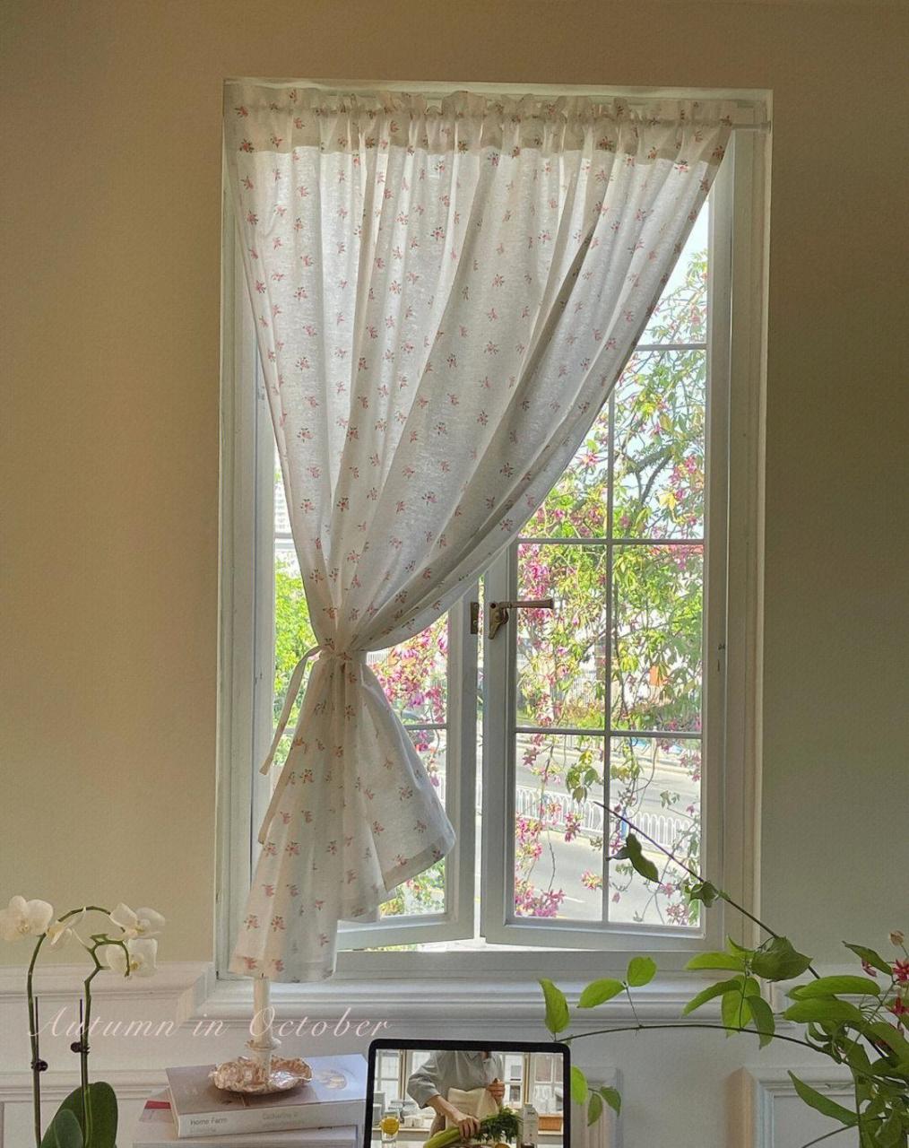 到啦,给窗户搭配一个纯棉质感的碎花窗帘 法式风格带着点可爱,有惨换