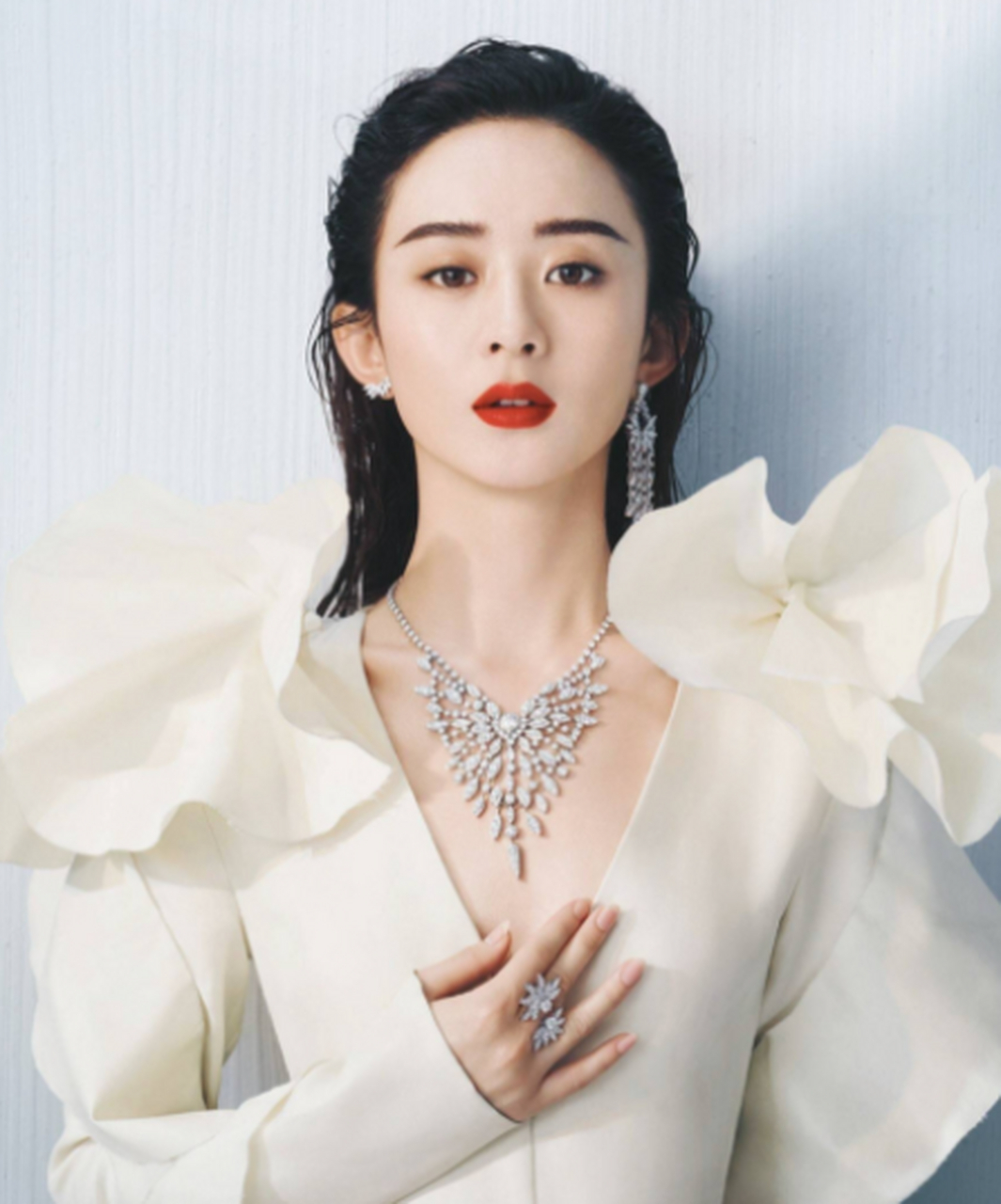 赵丽颖于10月9日下午微博宣布和经纪人黄斌的合作就此结束,赵丽颖对