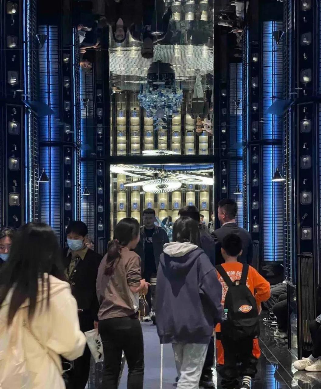 南京德基广场六楼520平方米造价800万的厕所成为网红后,全国各地游客