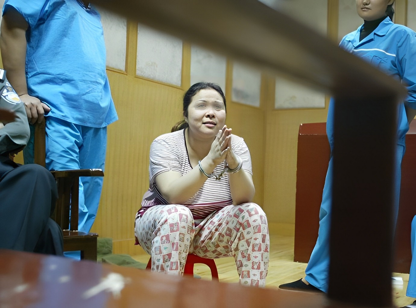 2014年,在武汉看守所,死刑犯何秀玲默默流泪.今天是她的行刑日.