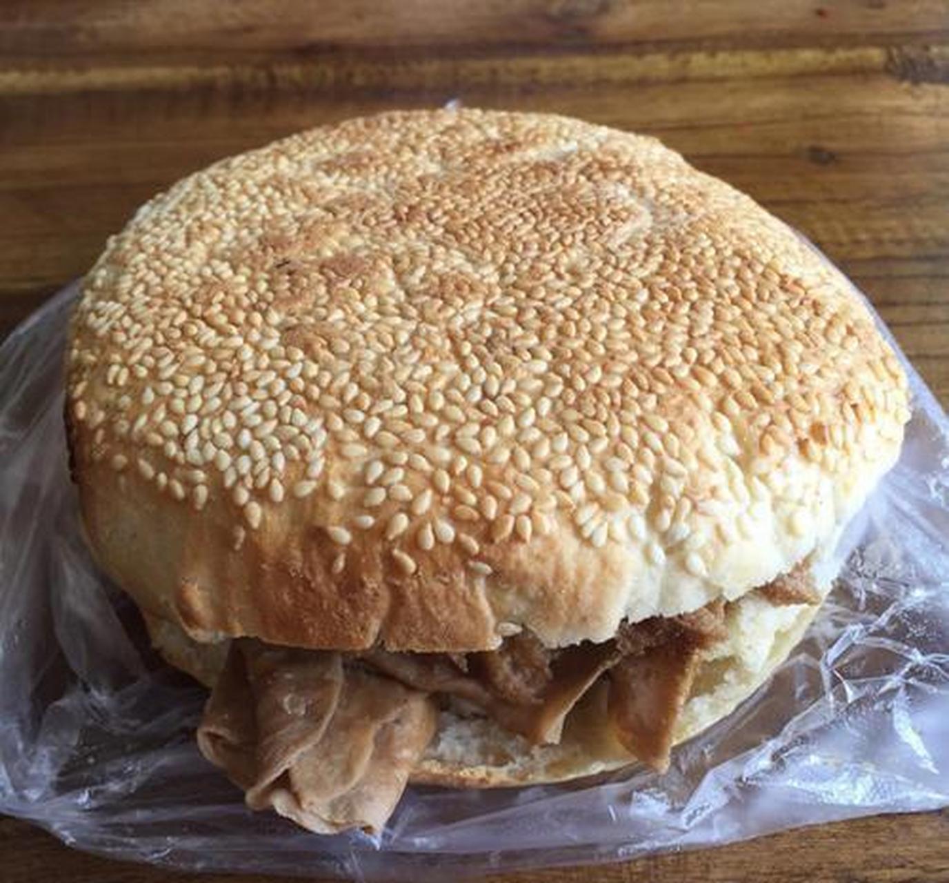 "焦盖烧饼"是河南很有代表性的传统名点,如果我们去河南旅游,不亲自尝