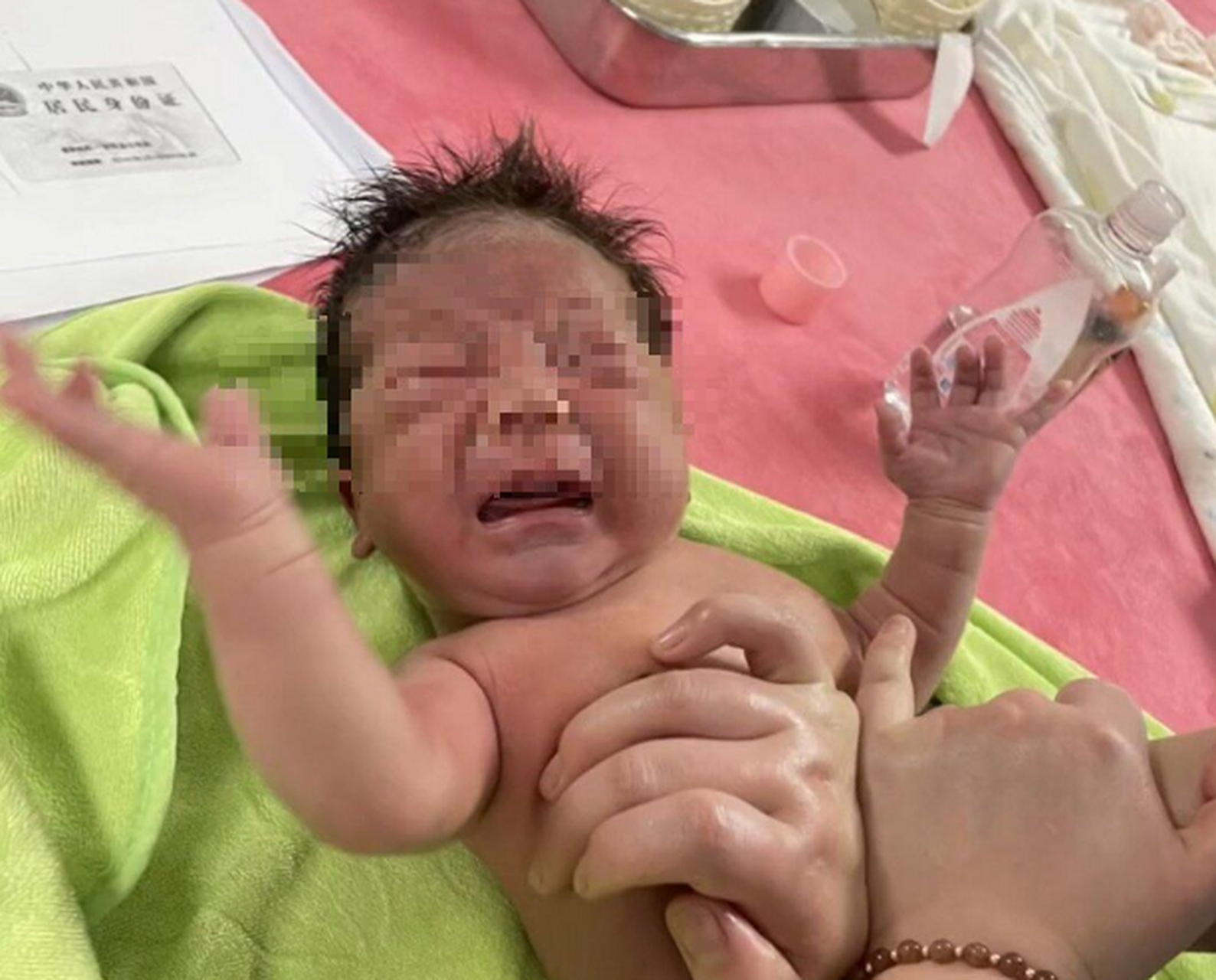 刘先生的孩子辰辰出生23天,刘先生想让孩子干干净净地过满月,于是就